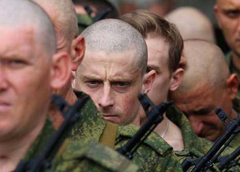 Osittaisessa liikekannallepanossa värvättyjä sotilaita lähtöseremonioiden jälkeen Krimillä 27. syyskuuta.