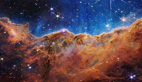 Vuorijonolta näyttävä muodostelma on avaruuden kaasuja ja pölyä, joista on muodostumassa uusia tähtiä.