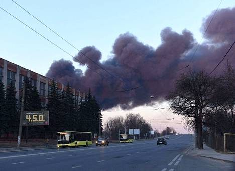 Lvivin lentokentän lähellä sijaitsevasta lentokonevarikosta nousee savua perjantaiaamuna 18. maaliskuuta.