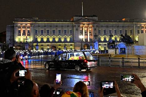 Kuningatar Elisabetin arkku saapui Lontoon Buckinghamin palatsille tiistai-iltana 13. syyskuuta. Arkun saapumista oli kerääntynyt seuraamaan joukko ihmisiä. 