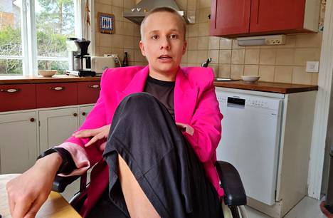 Vilja Seppä asuu nyt vanhempiensa luona Sastamalassa. Hän haluaisi omanikäistä kahviseuraa, koska monet vanhoista kavereista ovat muuttaneet pois paikkakunnalta.