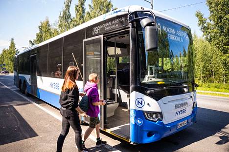 Annika ja Lucas Rosengren odottivat bussia Harjuniityssä elokuussa. Henkilöliikenteen lippuhintojen arvolisäveron määräaikainen poisto ei laskisi Nyssen lippuhintoja.