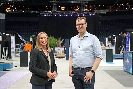 Business Tampereen koordinaattori Katri Schulze ja tampereen messujen projektipäällikkö Sami Siurola ovat tyytyväisiä siihen, miten sujuvasti messut ovat Nokia-areenaan rakentuneet.