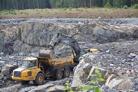 17. heinäkuuta 2019 otettu kuva on otettu Valkeakoskella toimineelta Dragon Miningin kultakaivokselta Valkeakosken Kaapelinkulmalta. Aloitteessa syytettiin kaupunkia kompuroinnista Kaapelinkulman kaivostoimissa.