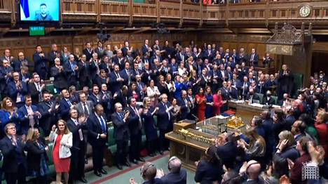 Pysäytyskuva videolta Britannian parlamentista, jossa Ukrainan presidentin puhe sai raikuvat aplodit. 