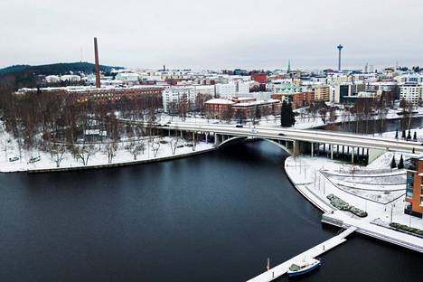 Tampereen keskustassa (33100) vanhojen kerrostalokolmioiden neliöhinta on Tilastokeskuksen mukaan pudonnut vuoden 2022 viimeisellä neljänneksellä 4083 euroon. Kesä-syyskuussa neliöhinta oli 4 938 euroa.