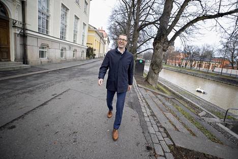 Lauri Innan Turkua halkoo Aurajoki. Porissa kotimaisemaksi tulee Kokemäenjoen mahtava vuo.