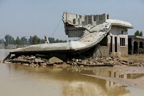 Tulvissa tuhoutunut rakennus Nowsherassa Pakistanissa 30. elokuuta.