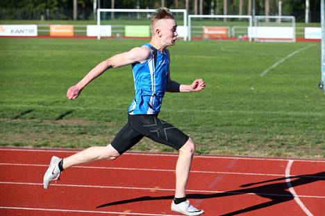 Tomi Mäkitalo pitää nimissään P15-sarjan 100 metrin kauden kotimaista kärkitulosta. Kuvassa Mäkitalo juoksee Kankaanpää Gameseissa.