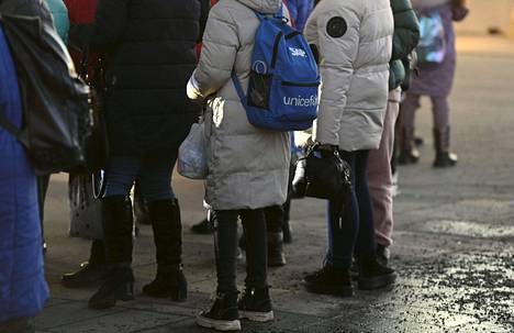 Ukrainaista saapuneita sotaa pakenevia ihmisiä Länsisatamamassa Jätkäsaaressa Helsingissä 16. maaliskuuta.