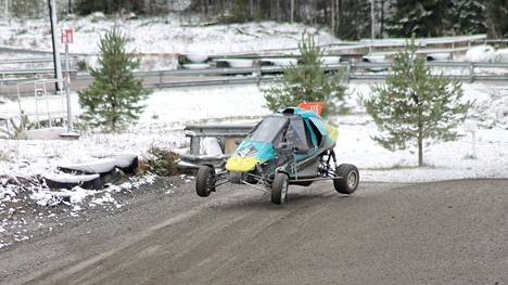 Tommi Mäkinen kävi testaamassa crosskart-autoa Särkikankaan radalla tulevaa Saksan kisaa varten. 