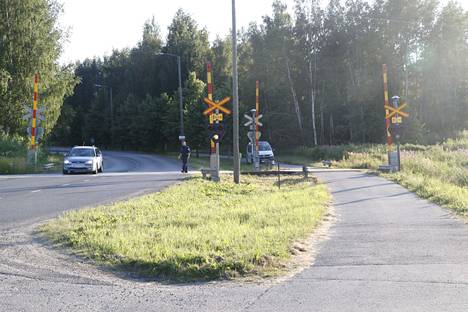 Poliisi tutki onnettomuuspaikkaa sunnuntai-iltana 4. heinäkuuta 2021. Arkistokuva.