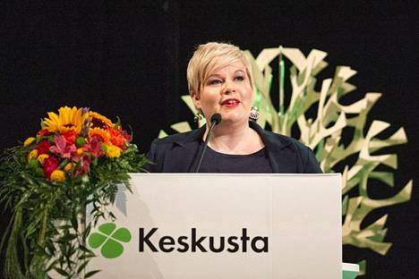 Keskustan puheenjohtaja ja valtiovarainministeri Annika Saarikko puhuu keskustan puoluekokouksessa Lappeenrannassa 11. kesäkuuta 2022. 