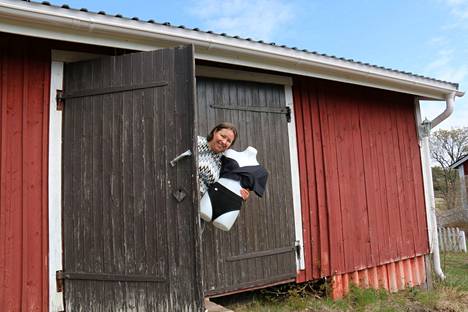 Riikka Palmunen valmistaa Alldagin alushousut käsityönä Rööläläisen omakotitalon piharakennuksessa.