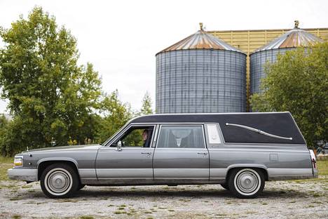 Vuoden 1991 Cadillac Brougham on käytetty ruumisauto, josta turkulainen Kurt Eklund on erityisen ylpeä. Tavallisten hoitotoimien lisäksi hän pesee auton vinyylinahkapinnoitteen kahdesti kesässä ja suojaa sen uv-suoja-aineella.