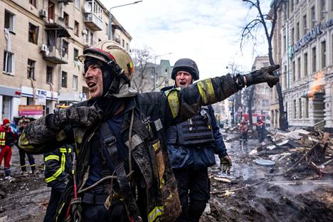 Pelastustyöntekijä työssään Harkovassa kaupunkiin tehtyjen iskujen jälkeen maanantaina.