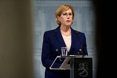 Työministeri Tuula Haatainen kertoi tiedotustilaisuudessa hallituksen työllisyyspäätöksistä Helsingissä 11. helmikuuta 2022. Työllisyyspäätösten arvioidaan vahvistavan julkista taloutta 110 miljoonalla eurolla.