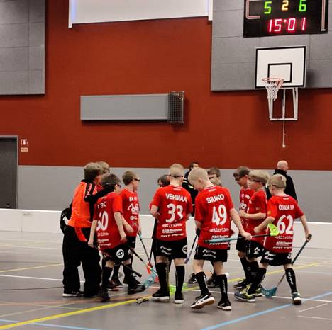 Roismalan Ponnistuksen moni joukkue pääsi osalliseksi Huittisten Säästöpankkisäätiön jakamista avustuksista. Kuvassa seuran P10-joukkue, jolle myönnettiin 500 euroa Tampere Floorball Tournamentia varten.