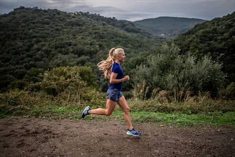 Kreikassa asuva ultrajuoksija Noora Honkala juoksee usein keskipäivällä valmistautuessaan kisoihin, joissa juostaan helteisissä olosuhteissa. Kuva vuodelta 2019. 