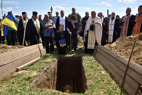 Luhanskissa käydyssä taistelussa kuolleen Lubomyr Savčukin vaimo Nadiia suri miestään haudan äärellä. Hautajaiset järjestettiin Staryi Yarčivin kylässä Lvivin alueella Länsi-Ukrainassa.