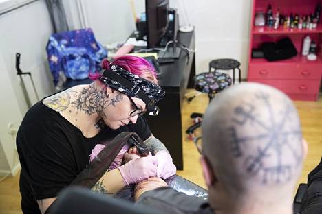 Lähipiirinsä tuella Marjet Nyman sai tatuointistudionsa mieleiseen kuntoon. Tatuoitavana ”appiukkokokelas” Ville Santikko, joka on yksi Nymanin tärkeimmistä tukijoista. 