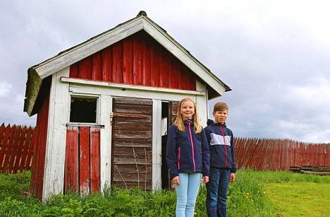 Päänäyttelijät Olivia Lahtinen ja Oiva Kumlander kuvattuna toukokuisessa Metsäkansan Ilolan maalaismaisemassa - samassa pihapiirissä kuvattiin osa maailmanlaajuisessa levityksessä olevasta videosta. Lapset päätyivät videolle teatteriohjaaja Juho Joen suosituksesta.
