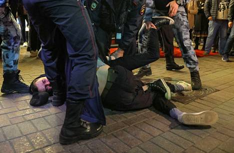 Poliisi otti kiinni osittaista liikekannallepanoa vastustavia mielenosoittajia Moskovassa 21. syyskuuta.