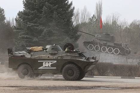 Venäläisiä sotilasajoneuvoja Ukrainan Armyanskissa helmikuun lopussa.