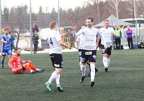 Kings SC aloitti maalinteon Kolmosen sarja-avauksessa Keuruulla 11. minuutilla, kun joukkueen kapteeni Petteri Rönkkö laittoi pallon ohi Jussi Kantalaisen. 