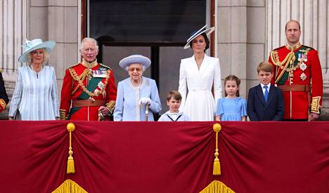 Kesäkuussa Britanniassa nähtiin nelipäiväiset juhlallisuudet kuningatar Elisabetin 70-vuotisen valtakauden kunniaksi. Kuningatar kuvattiin perheensä kanssa Buckinghamin palatsin parvekkeella 2. kesäkuuta. Kuvassa vasemmalta alkaen herttuatar Camilla, prinssi Charles, Elisabet, prinssi Louis, herttuatar Catherine, prinsessa Charlotte, prinssi George ja prinssi William.