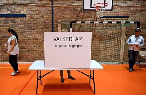 Ruotsissa on raportoitu pitkistä jonoista äänestyspaikoille. Kuva on otettu Tukholmassa sijaitsevalta äänestyspaikalta 11. syyskuuta.