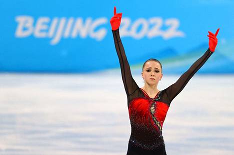 Venäläisen luistelijan Kamila Valijevan tapaus Pekingin olympialaisissa sai lajiliiton vauhdittamaan ikärajan nostoa. Kisojen aikaan 15-vuotias Valijeva jäi kiinni dopingista.