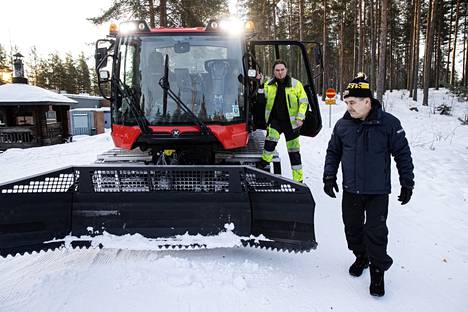 Ylöjärven kaupungin puistotyöntekijä Matti Heino ja työmaapäällikkö Jyrki Tanhuanpää tietävät, että latu on hyvä saada käyttökuntoon heti aamusta, sillä hiihtäjät ovat arkisin liikkeellä jo aamukahdeksalta. 