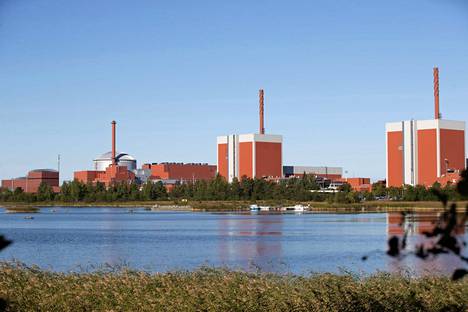 Olkiluodon kolme ydinreaktoria tuottivat torstaina aamupäivällä yli kolmasosan Suomessa käytetystä sähköstä. Kolmosreaktori metallisine kupuineen vasemmalla. Keskellä OL1 ja OL2 oikealla. Reaktorit kuvattiin 5.9.2022.