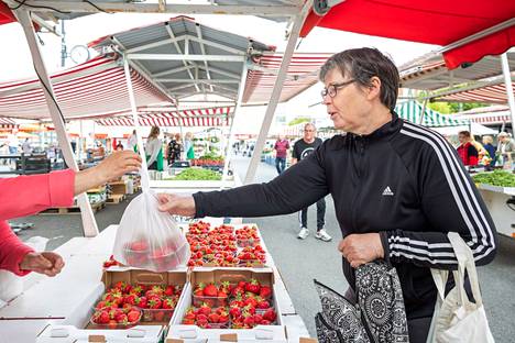 Tamperelainen Sirpa Saari saapui keskiviikkona Tammelantorille mansikkaostoksille. Saari kertoo, että hän ostaa mansikoita juhannukseksi silloin, kun hän viettää juhannusta kaupungissa.