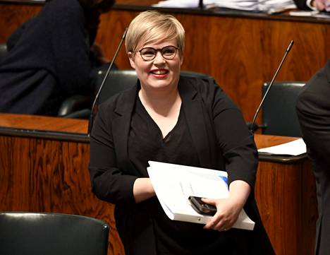 Valtiovarainministeri Annika Saarikko eduskunnan suullisella kyselytunnilla Helsingissä 5. toukokuuta 2022. 