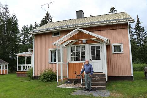 Alpo Koivumäki rakensi perheelleen synnyinkotinsa naapuriin vuonna 1947. Hän asuu talossa edelleen.