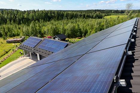 Aurinkosähkön pientuotanto on kasvanut voimakkaasti Suomessa muutaman viime vuoden aikana. Tämä hulppea järjestelmä kuvattiin vuonna 2022.