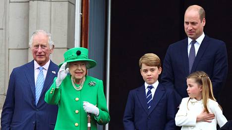 Vihreään asuun pukeutunut kuningatar Elisabet näyttäytyi sunnuntaina 5. kesäkuuta palatsin parvekkeella seuranaan muun muassa prinssi Charles (vasemmalla), prinssi William, prinssi George ja prinsessa Charlotte.