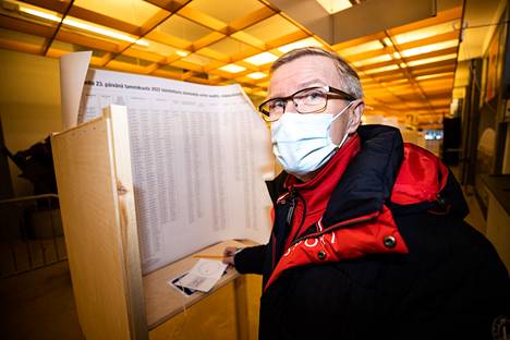 Harri Lahtinen toivoo, että ihmiset äänestävät aluevaaleissa mahdollisimman paljon. Hän toivoo, että ammatti-ihmiset saisivat ääniä kansanedustajien tai valtuutettujen sijaan.