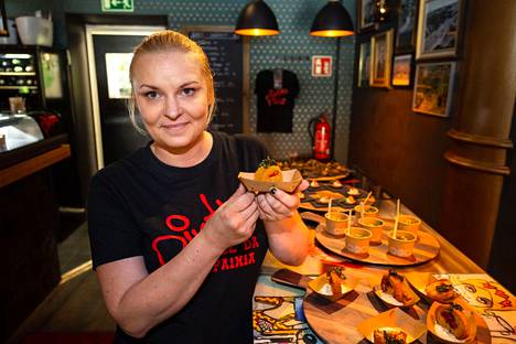 Koski Pintxon kokki Sani Lönn esitteli muun muassa broileria ja paprikaa sisältävää pintxoa, jonka kanssa on tapana nauttia esimerkiksi viiniä tai olutta. Ravintolasta pintxoja saa nimensä mukaan ympäri vuoden.