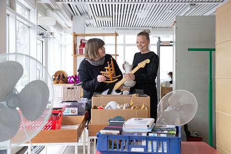 Outi Halin ja Marita Inkinen lajittelevat vielä uusia paikkojaan etsiviä, myynnissä olevia tuotteita. Ensi viikon torstaina olevissa Fiinitorin uuden sijaintipaikan avajaisissa on luvassa avajaistarjouksia. 