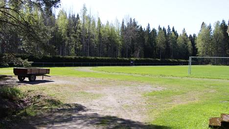 Pohjaslahden urheilukentän parkkialuetta laajennetaan hyödyntämällä kentältä poistettavaa juoksuradan kivituhkapinnoitetta.