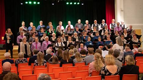 Keuruun kansalaisopiston 60-vuotisjuhla huipentui Haapamäen sekakuoron, Keuruttarien, Laulumiesten ja Petäjän Canton yhteisesitykseen, johtajana Annamari Toivola.