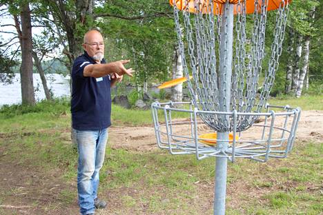 Mandon Kiertäjät puheenjohtaja Pentti Miettisen johdolla tarjoaa nuorille frisbeegolfareille sääntötietoutta ja lajietikettiä kesäkuussa alkavassa Junnu Cupissa.