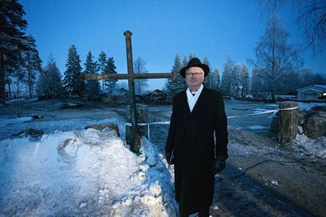Piispa Seppo Häkkinen seisoi kirkon katolta pudonneen ristin vieressä Rautjärvellä tapaninpäivänä. Häkkinen oli puhumassa rukoushetkessä.