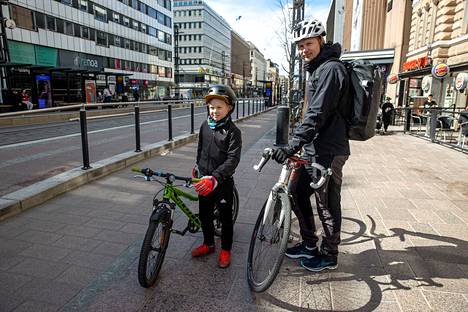 Viinikassa asuvat Eemil Räihä ja isä Aapeli Räihä olivat sunnuntaina matkalla Stockmannille äitienpäivän ostoksille. Molemmat kulkevat koulu- ja työmatkansa pyörällä. Tampere on viime vuosina Aapeli Räihän mukaan parantunut pyöräilykaupunkina merkittävästi uusien väylien myötä.