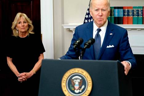 Yhdysvaltain ensimmäinen nainen Jill Biden kuunteli taustalla, kun presidentti Joe Biden puhui Valkoisessa talossa Uvalden kouluampumisen jälkeen 24. toukokuuta. Bidenit vierailevat texasilaiskaupungissa sunnuntaina.