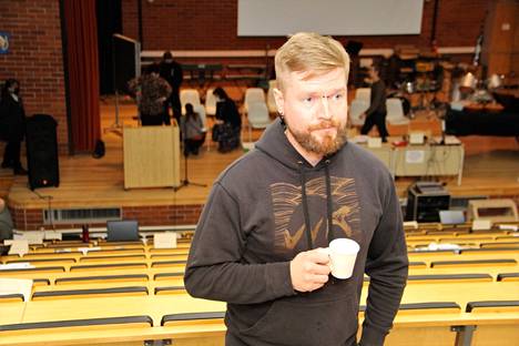 Aapo Kivenmaa kertoi demarien yllätysesityksistä muille ryhmänjohtajille sunnuntai-iltana Kokemäen SDP:n valtuustoryhmän vararyhmänjohtajana.