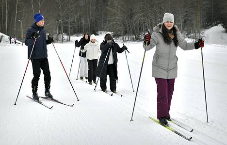 Kreikkalainen Francesca Manologlou osallistui tiistaina Lähdepellolla hiihtokouluun. Manologlou tutustuu tällä viikolla Raumaan Erasmus-vaihdon kautta. Hän on viihtynyt Suomessa erittäin hyvin ja nauttii muun muassa lumesta, jota ei juuri Kreikassa näe. 